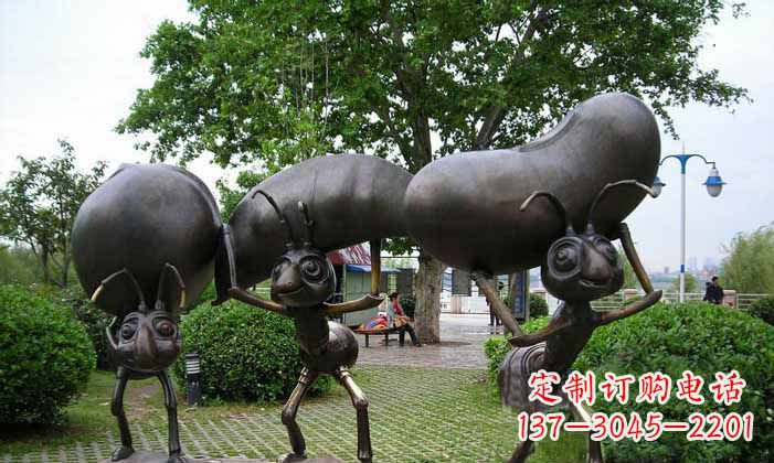 贵州蚂蚁之美搬运粮食的公园铜雕