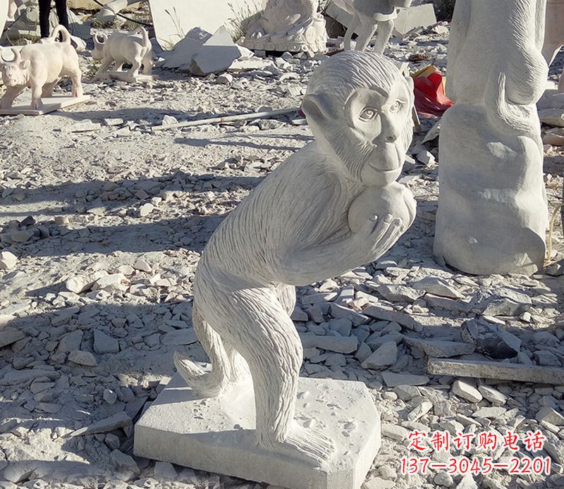 贵州抱桃子的猴子石雕系列传承古老文化,让爱活跃起来