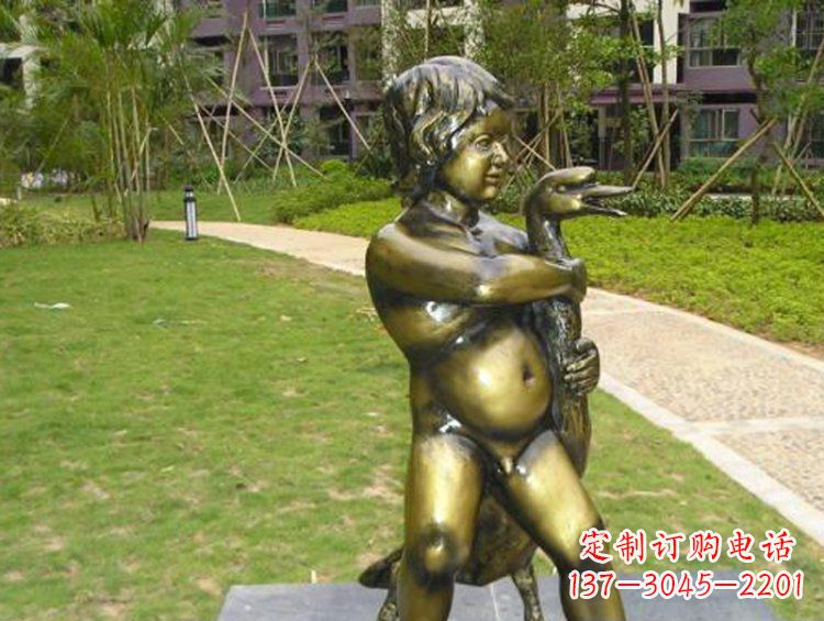 贵州新颖童真男孩城市玻璃钢仿铜景观雕塑