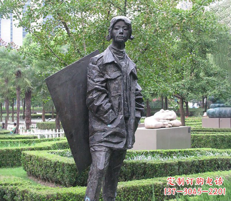 贵州少女的坚强与美丽——铜雕少女公园人物