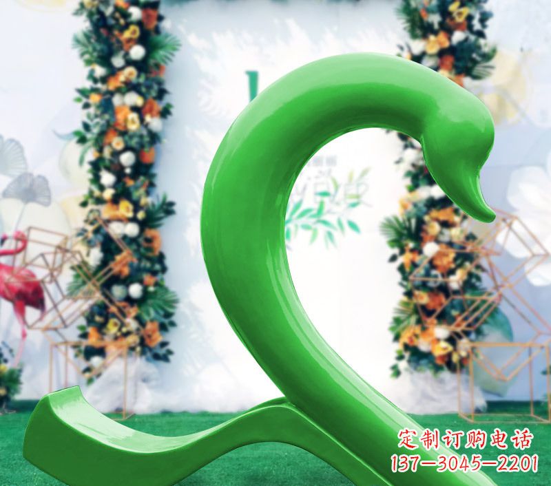 贵州新颖抢眼的玻璃钢爱心天鹅雕塑
