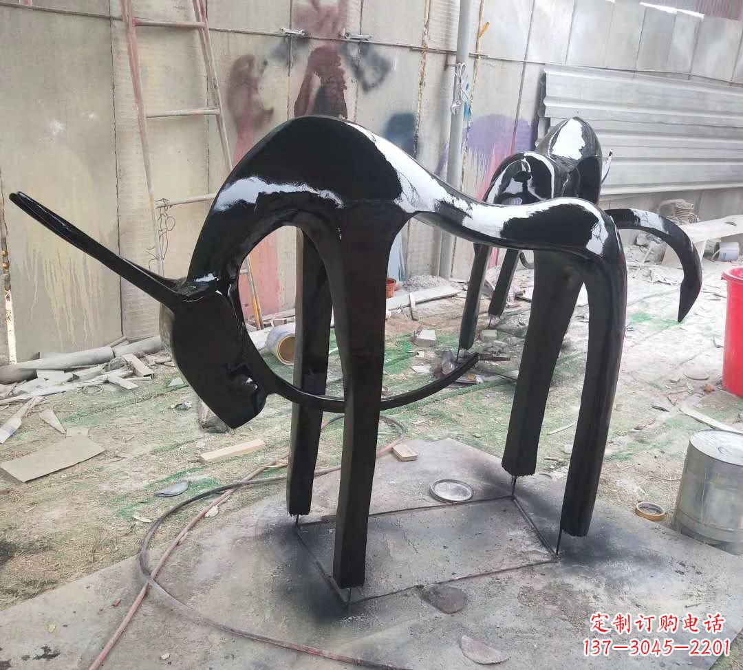 贵州玻璃钢制作的鹿雕塑——装点你的庭院
