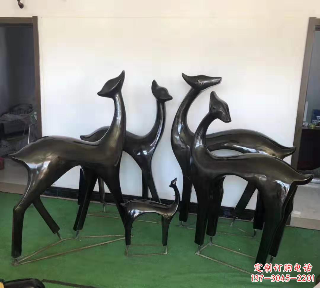 贵州玻璃钢仿铜鹿雕塑完美点缀庭院景观