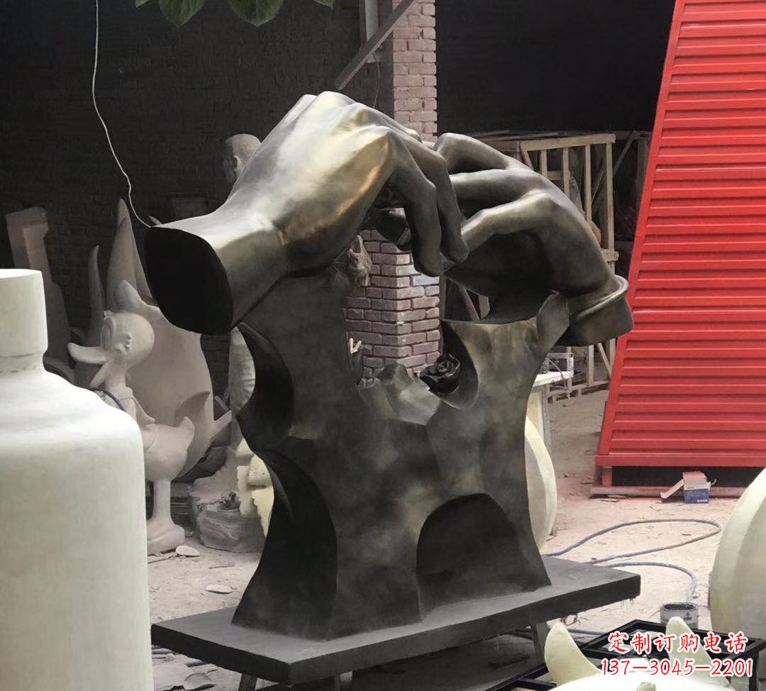 贵州玻璃钢仿铜戒指雕塑浪漫情感的象征