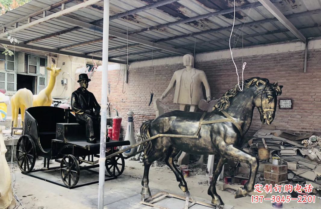 贵州玻璃钢仿铜马车雕塑——给广场景观增添绚丽色彩
