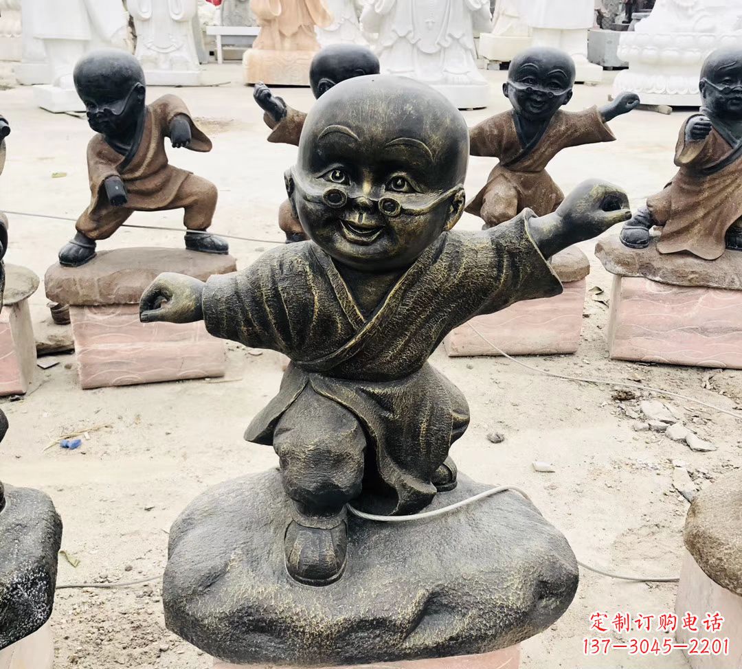 贵州玻璃钢仿铜小和尚雕塑传承佛教文化