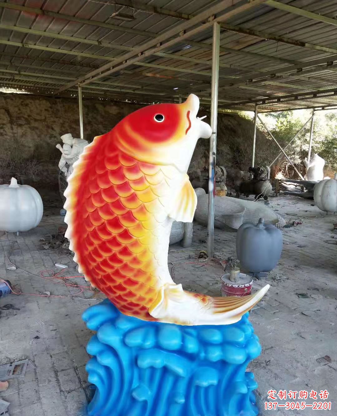 贵州玻璃钢制作的精美鲤鱼喷泉雕塑