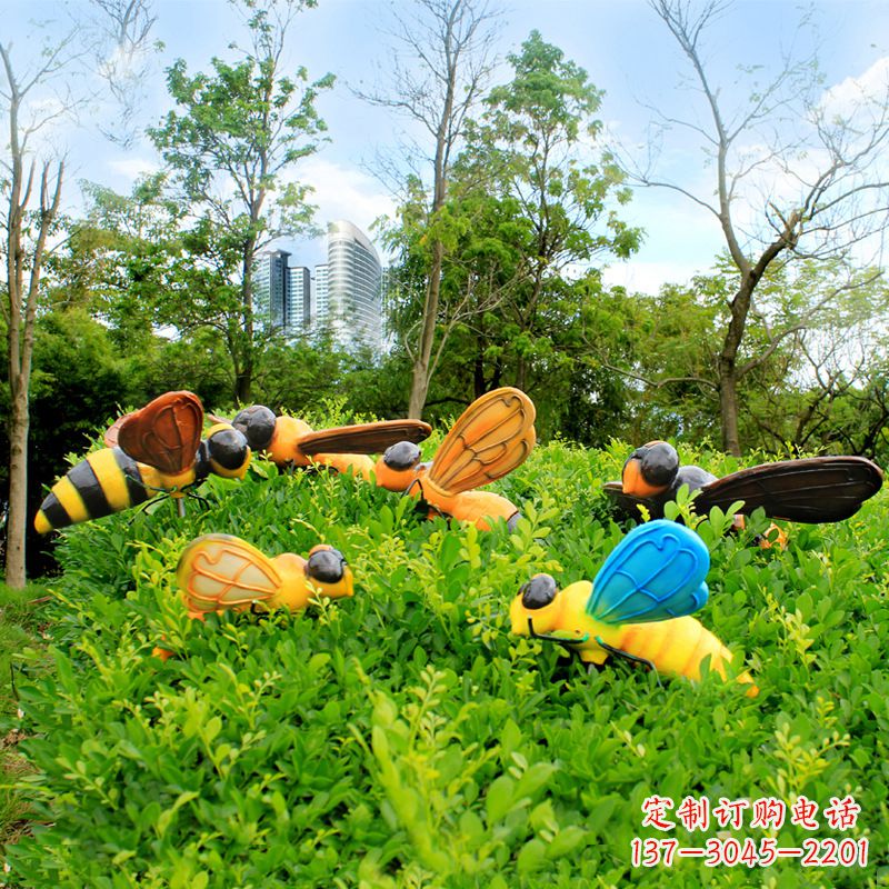 贵州公园草丛中的蜜蜂雕塑