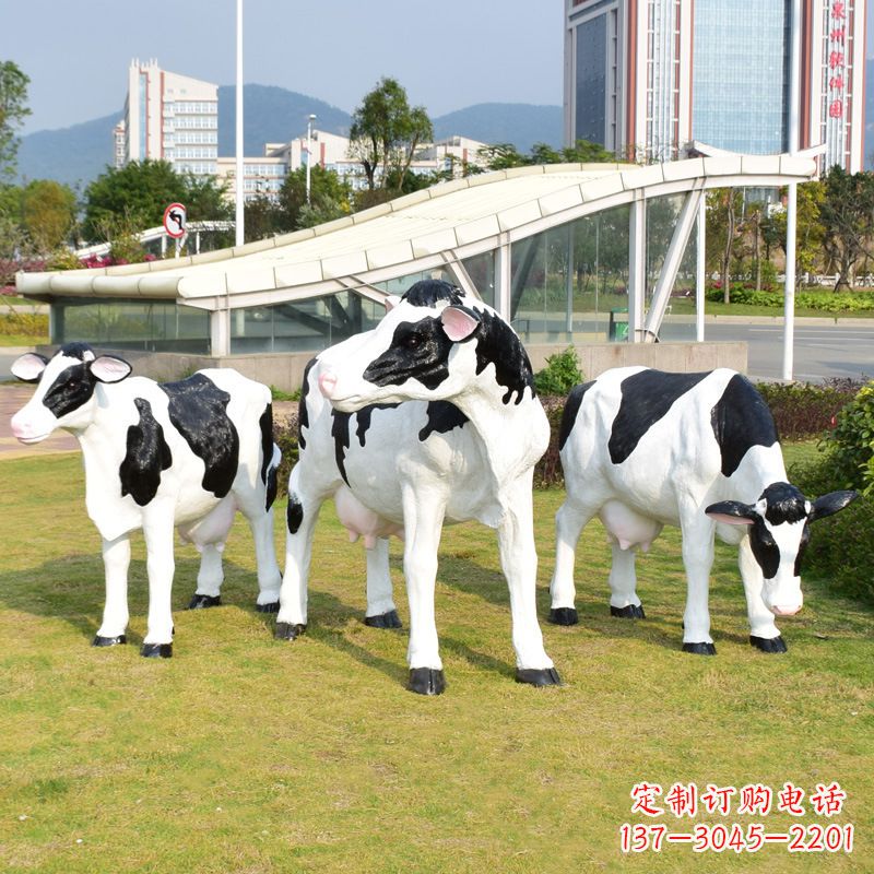 贵州玻璃钢制作的仿真奶牛雕塑——装点园林草坪