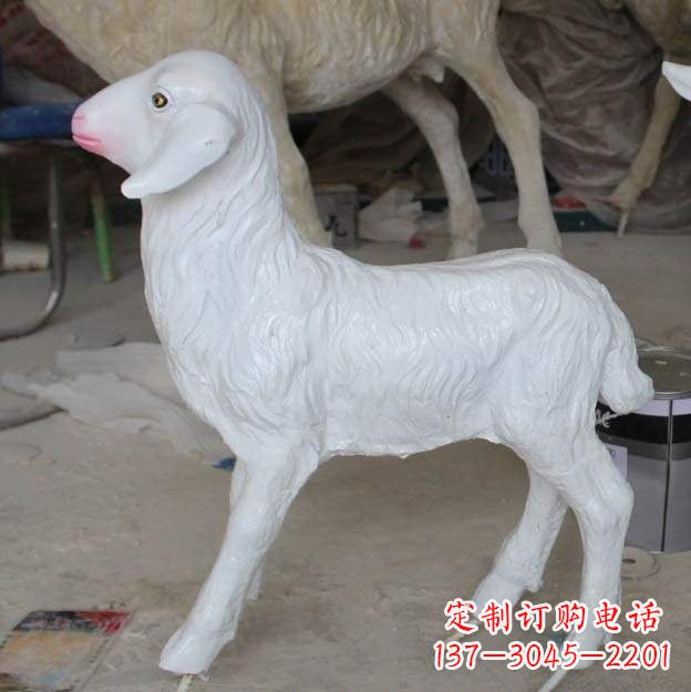 贵州玻璃钢雕刻的羊雕塑——艺术的精美表达