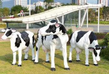 贵州玻璃钢制作的仿真奶牛雕塑——装点园林草坪