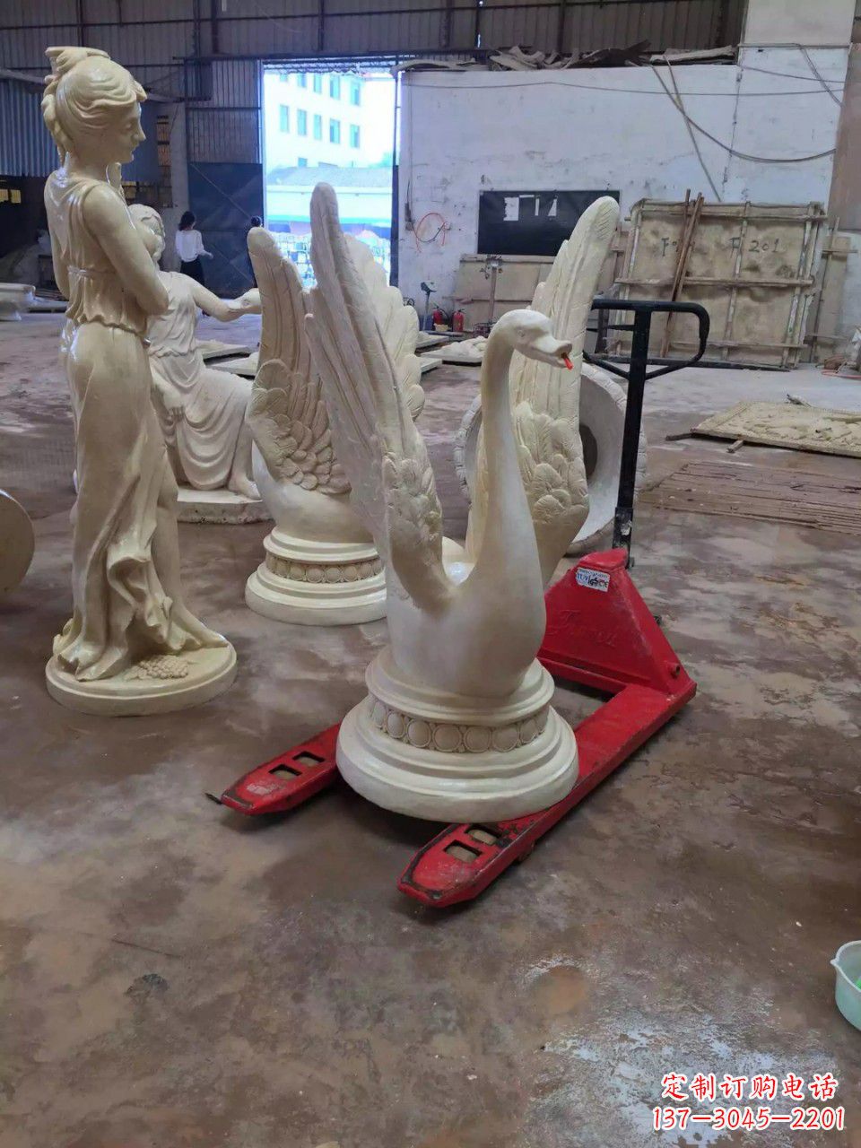 贵州玻璃钢制作的天鹅雕塑
