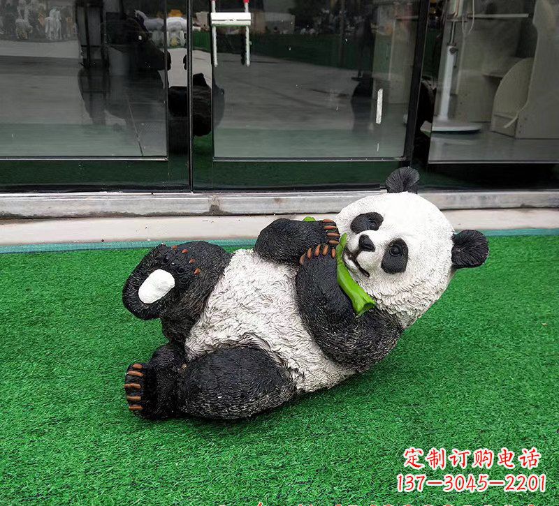 贵州玻璃钢熊猫雕塑象征动物保护的艺术品