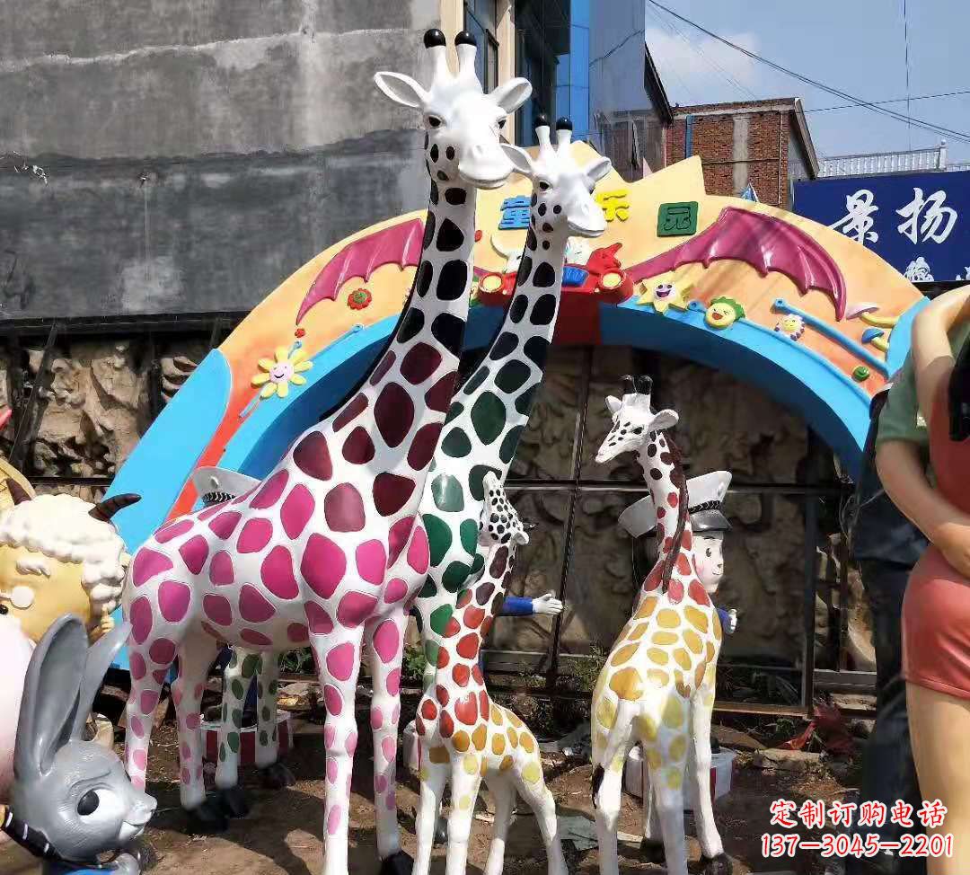 贵州玻璃钢材质的长颈鹿雕塑——点缀公园景观
