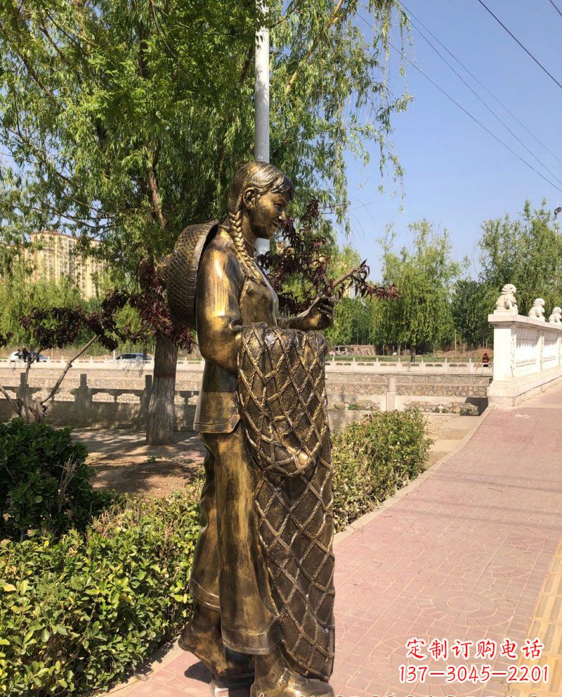 贵州农家女人的铜雕之美