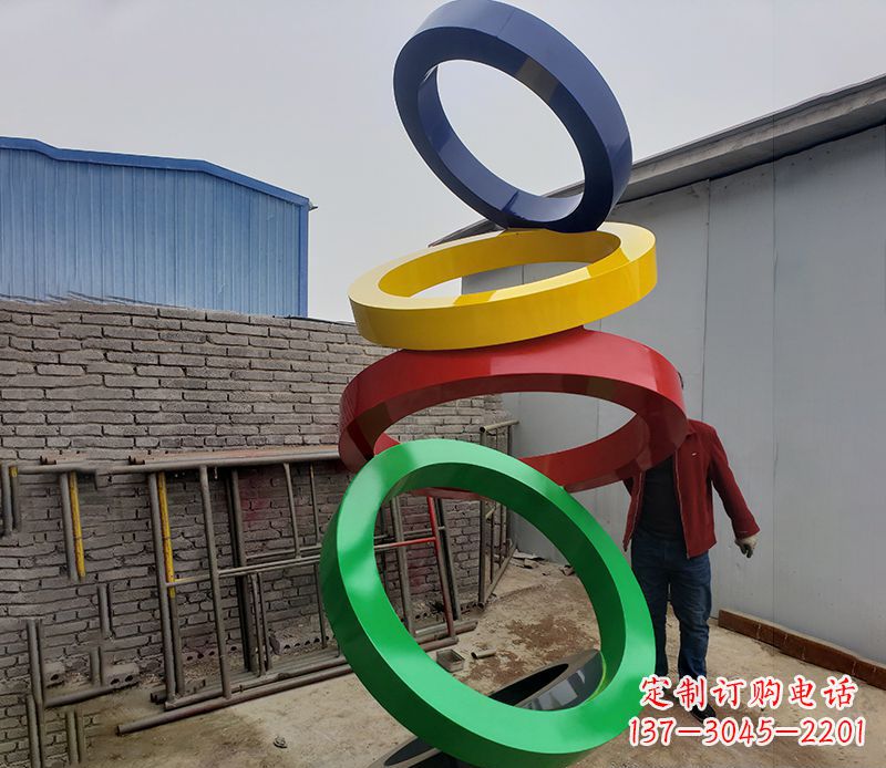 贵州璀璨缤纷的不锈钢圆环雕塑