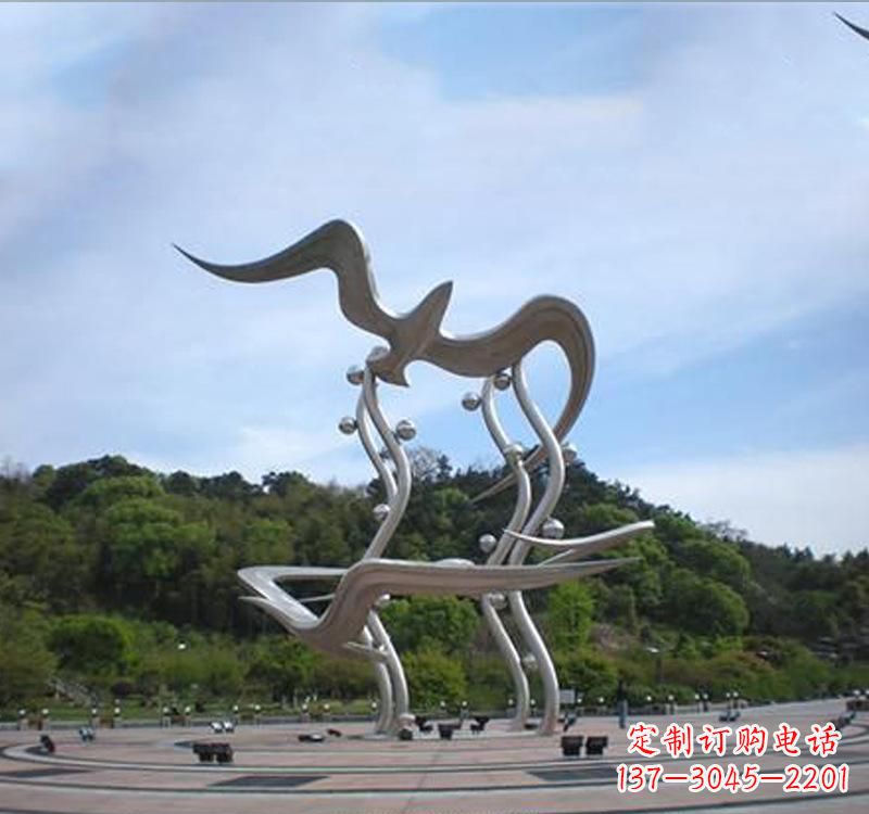贵州大雁展翅飞越城市圆环