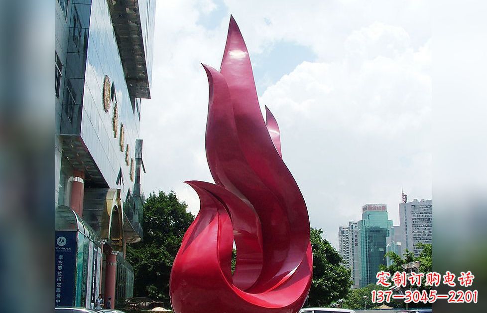 贵州孔雀广场的不锈钢雕塑