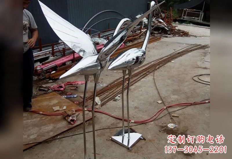 贵州不锈钢仙鹤雕塑象征着美丽与和谐