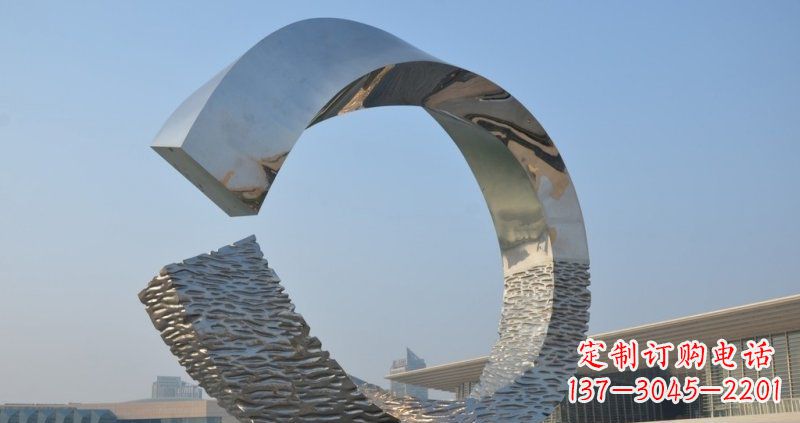 贵州环绕城市的不锈钢圆环雕塑