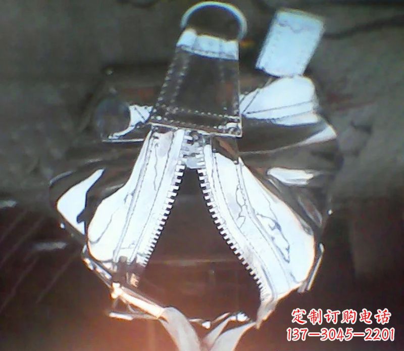 贵州精美不锈钢手提包雕塑