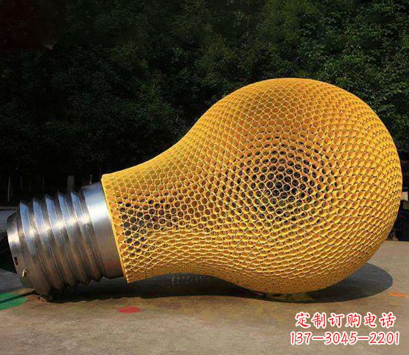 贵州不锈钢灯泡雕塑灯光下的美丽