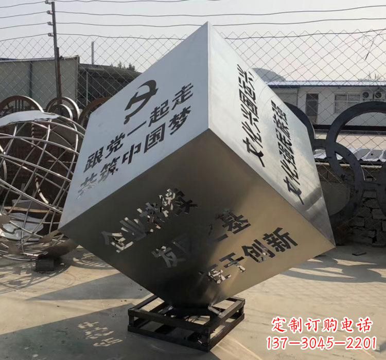 贵州不锈钢灯饰魔方雕塑——精妙艺术