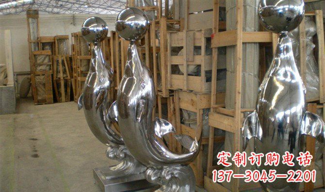 贵州不锈钢顶球海豚雕塑融合精美艺术与实用功能