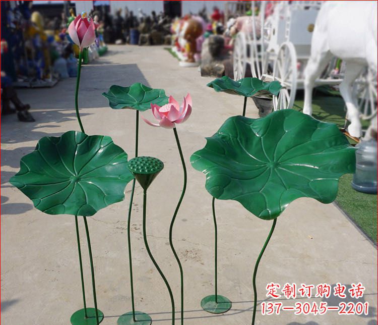 贵州不锈钢荷花雕塑色彩斑斓美不胜收