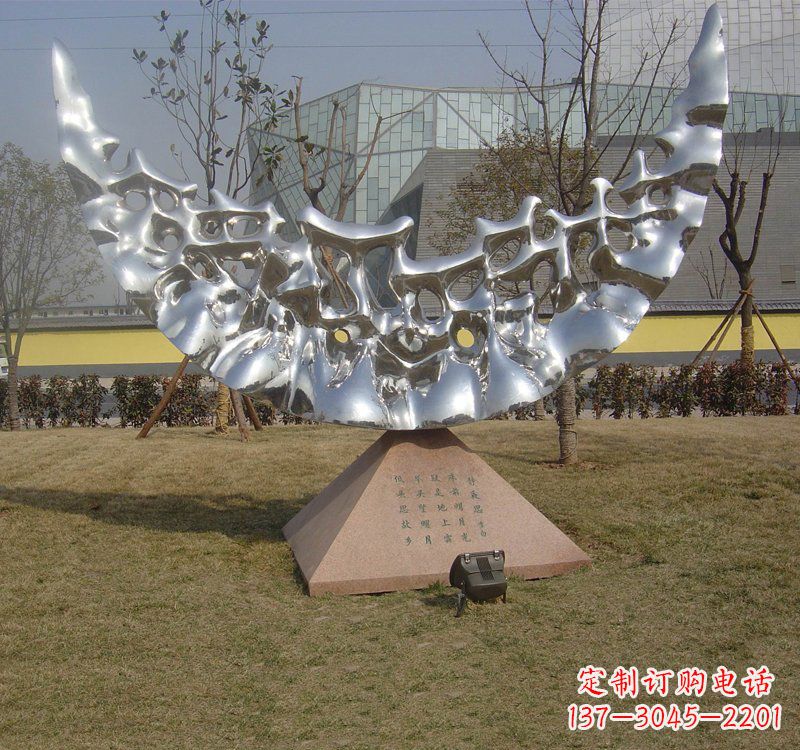 贵州不锈钢月亮雕塑象征着无尽的美丽