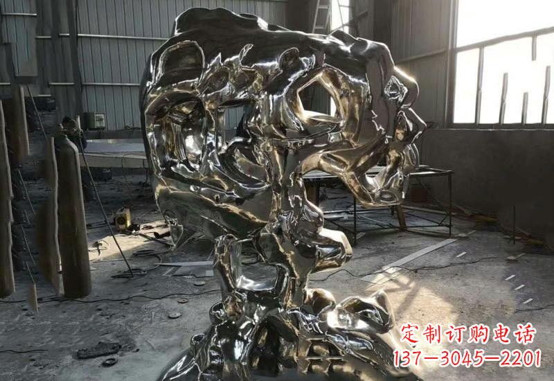 贵州太湖石雕塑不锈钢公园的镜面之美