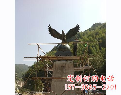 贵州不锈钢老鹰踩地球雕塑缅怀大自然之美
