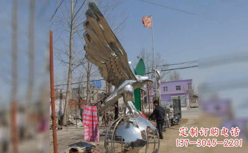 贵州不锈钢老鹰雕塑象征力量与美丽