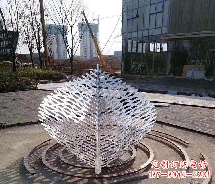 贵州不锈钢镂空树叶雕塑精美雕刻的艺术