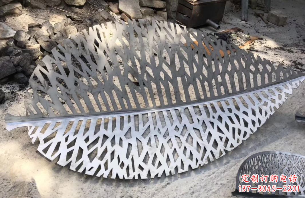 贵州不锈钢镂空树叶雕塑艺术的精美结合