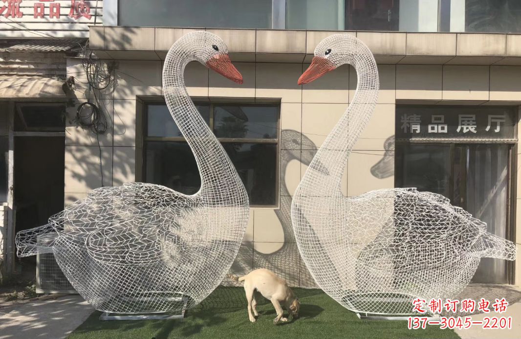 贵州不锈钢镂空天鹅雕塑给室外增添美感