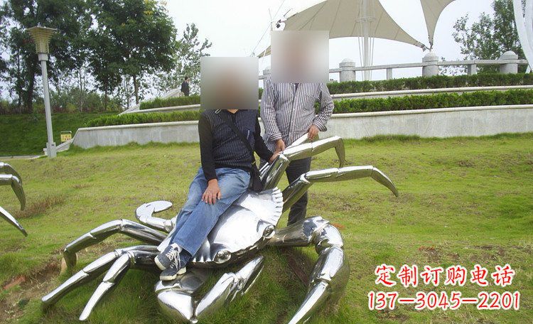 贵州不锈钢螃蟹雕塑艺术美化公园环境