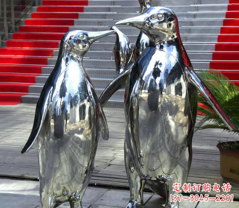 贵州不锈钢企鹅雕塑传递着浓浓爱意
