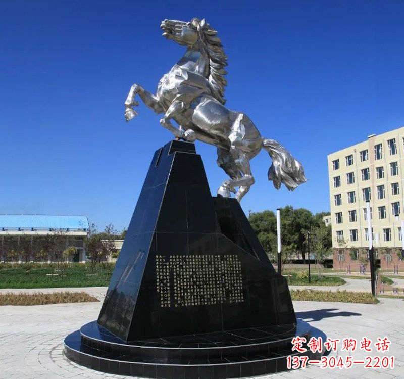 贵州不锈钢企业广场上的马雕塑