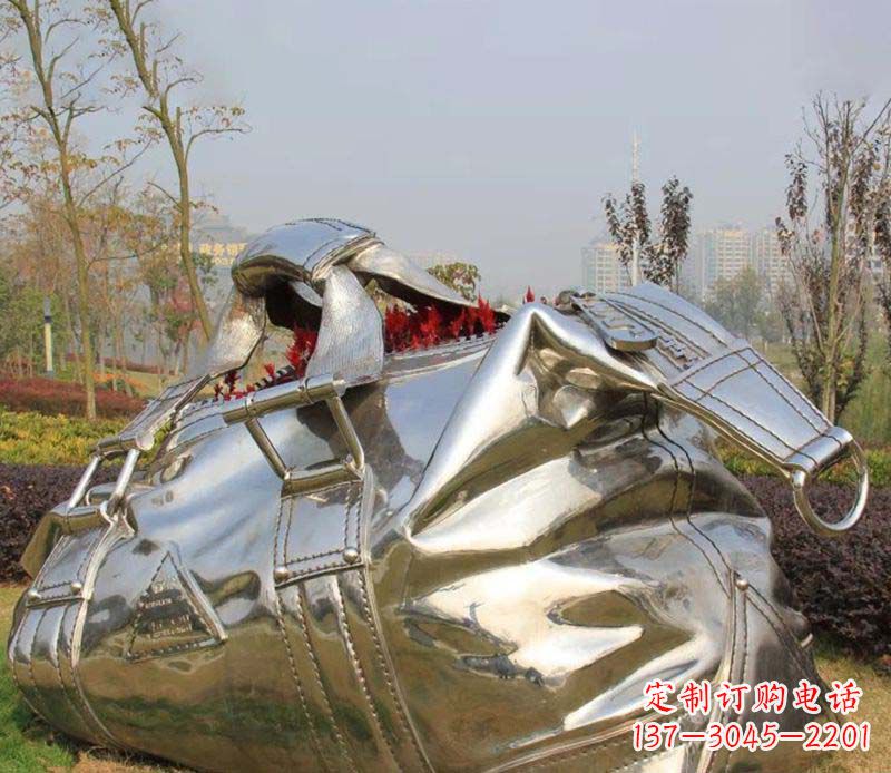 贵州精美不锈钢手提包雕塑