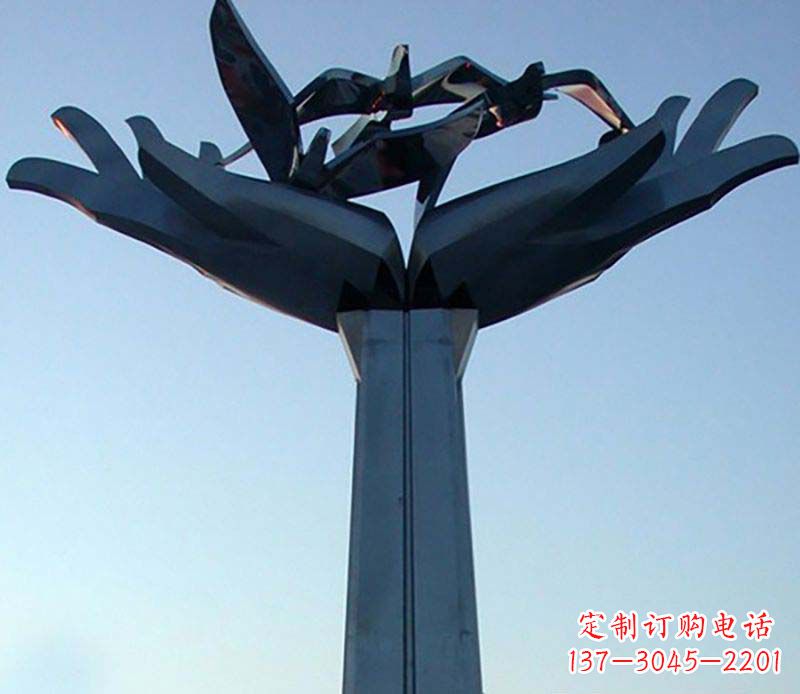 贵州不锈钢手托鸽子雕塑象征着和平与爱