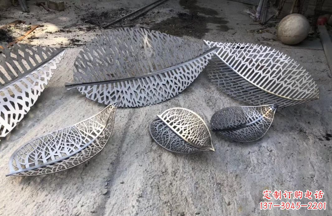 贵州优雅的不锈钢树叶雕塑
