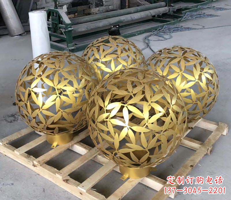 贵州不锈钢树叶镂空球的美妙景观