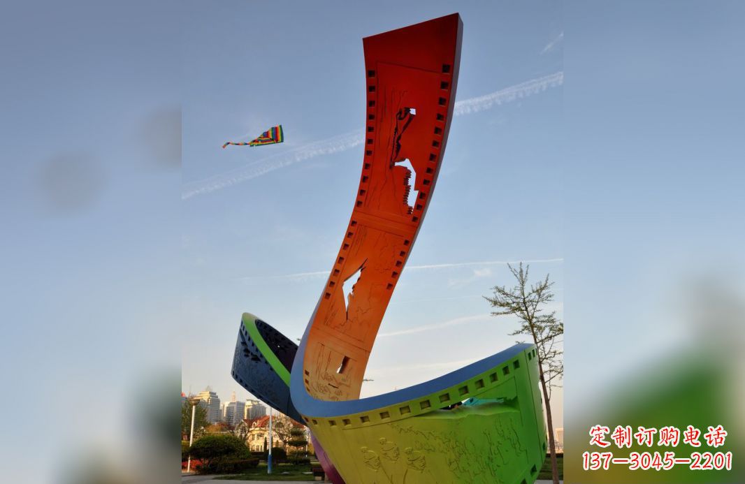 贵州不锈钢五彩胶卷广场雕塑——现代美学的象征
