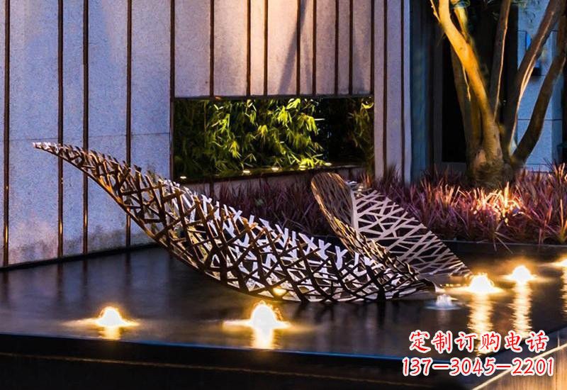 贵州不锈钢小区镂空树叶雕塑给小区添彩