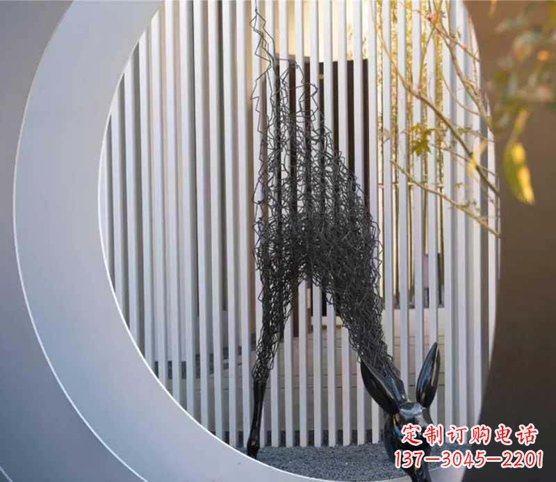 贵州不锈钢小区的长颈鹿雕塑