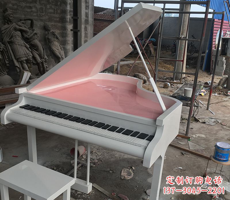 贵州校园里的钢琴雕塑