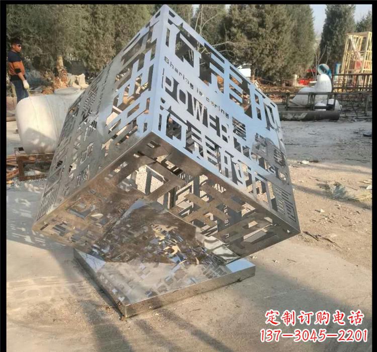 贵州不锈钢艺术镂空魔方雕塑给空间带来新的灵感