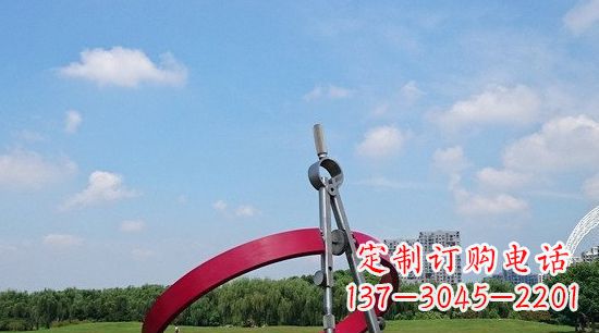 贵州不锈钢圆规雕塑环绕着美景