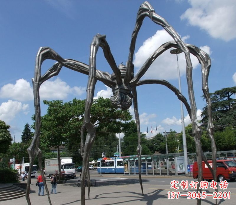 贵州蜘蛛侠雕塑点缀不锈钢的景观